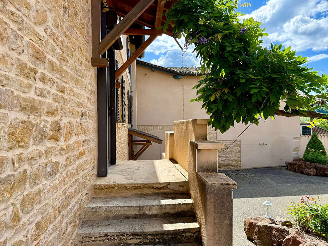 LIERGUES Maison en pierres centre village avec piscine et jardin - photo 8