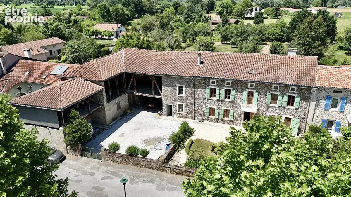 Maison en pierre de caractère 250 m² + corps de ferme 551 m² et maison annexe à rénover – Volumes, lumière & authenticité - photo 1