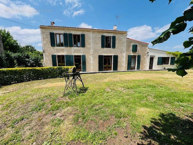 Maison à SURGERES