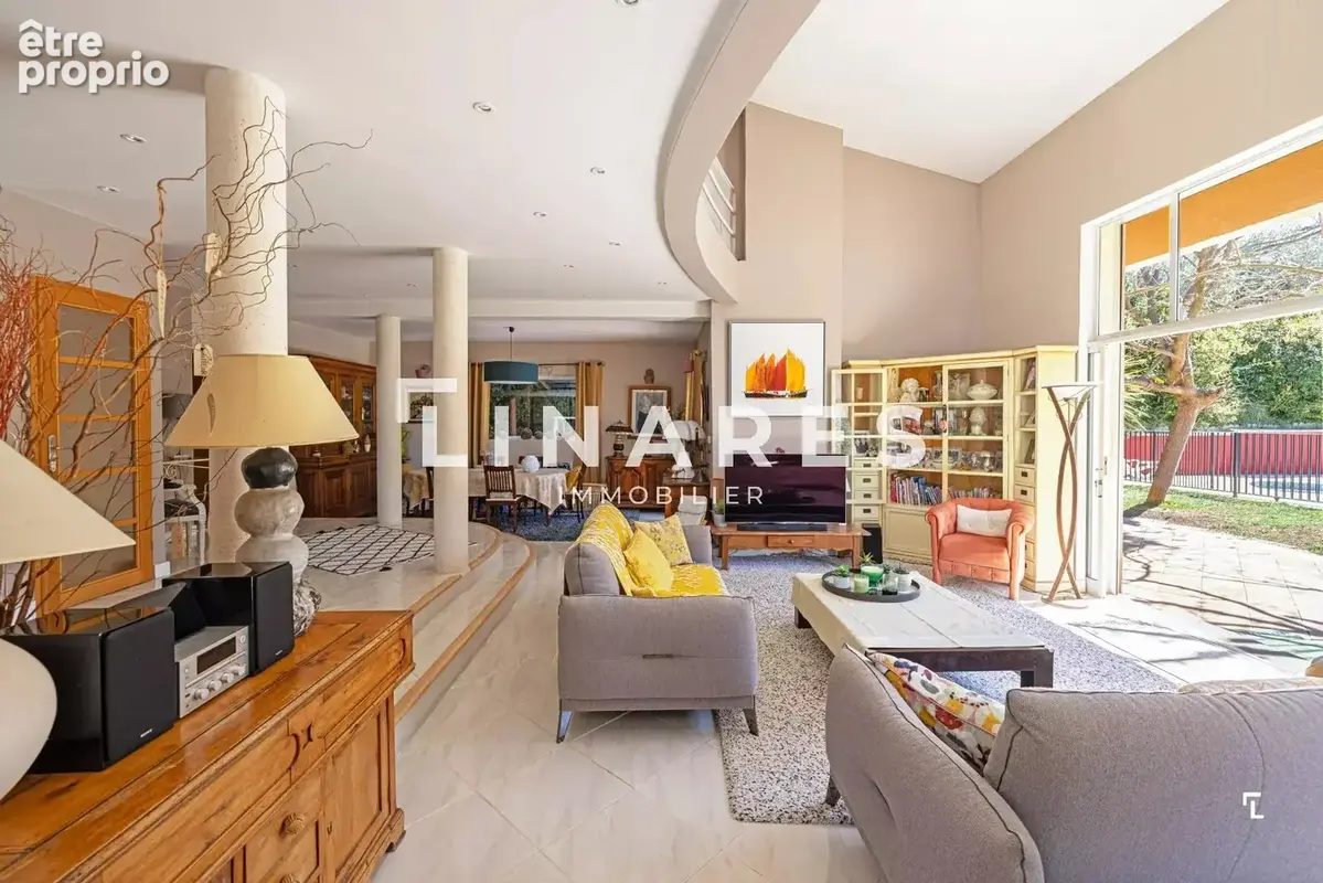 SIGNATURE - Villa 265m² (Sous-sol aménagé 62m²) - Piscine - Garage 44m²  - Parcelle de 1163m² - 13011 Les Camoins - photo 6