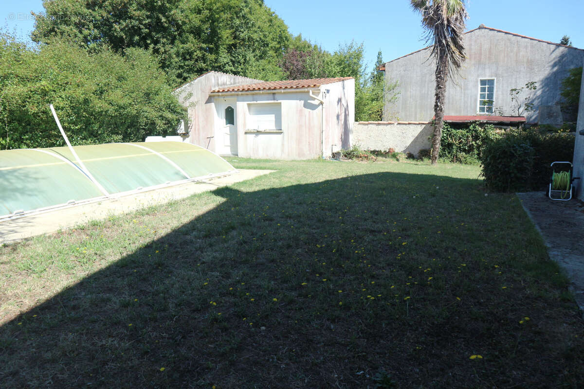 Belle maison de construction traditionnelle de 100 m2 sur un terrain clos de 1000 m2 . au centre de la jarrie. - photo 4
