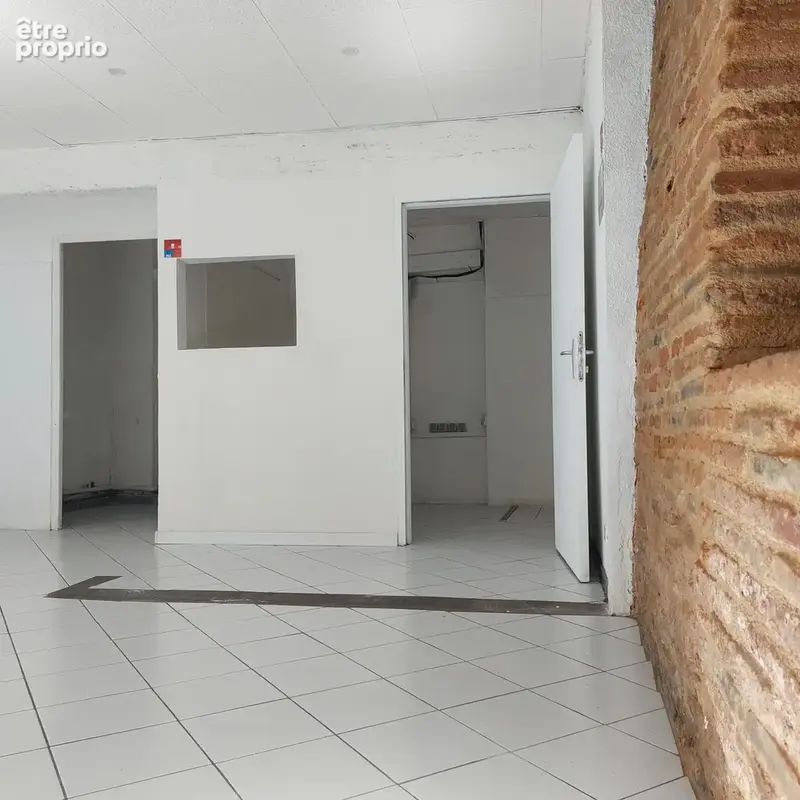Local/bureau à vendre MONTAUBAN (82) avec vitrine et deux entrées, espace sanitaire - photo 5