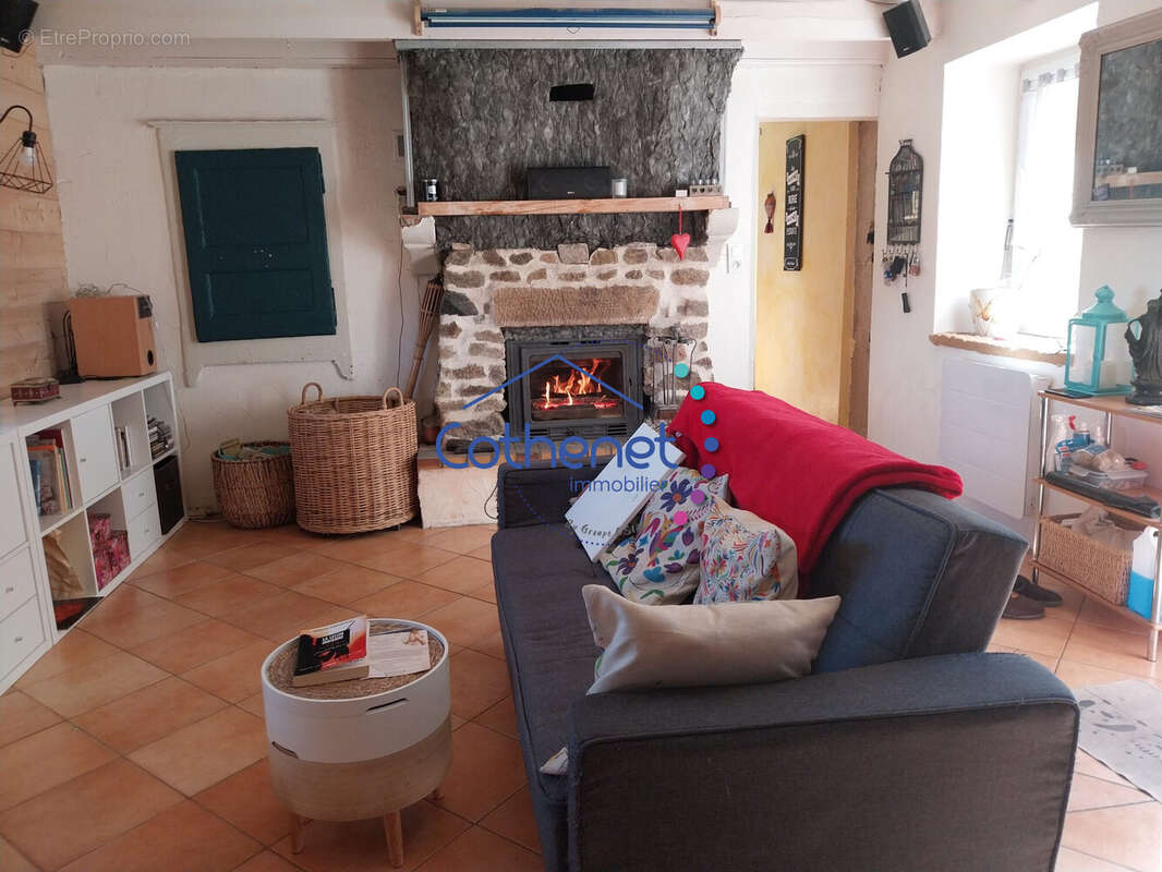 Maison à SAINT-CLEMENT-DE-VERS