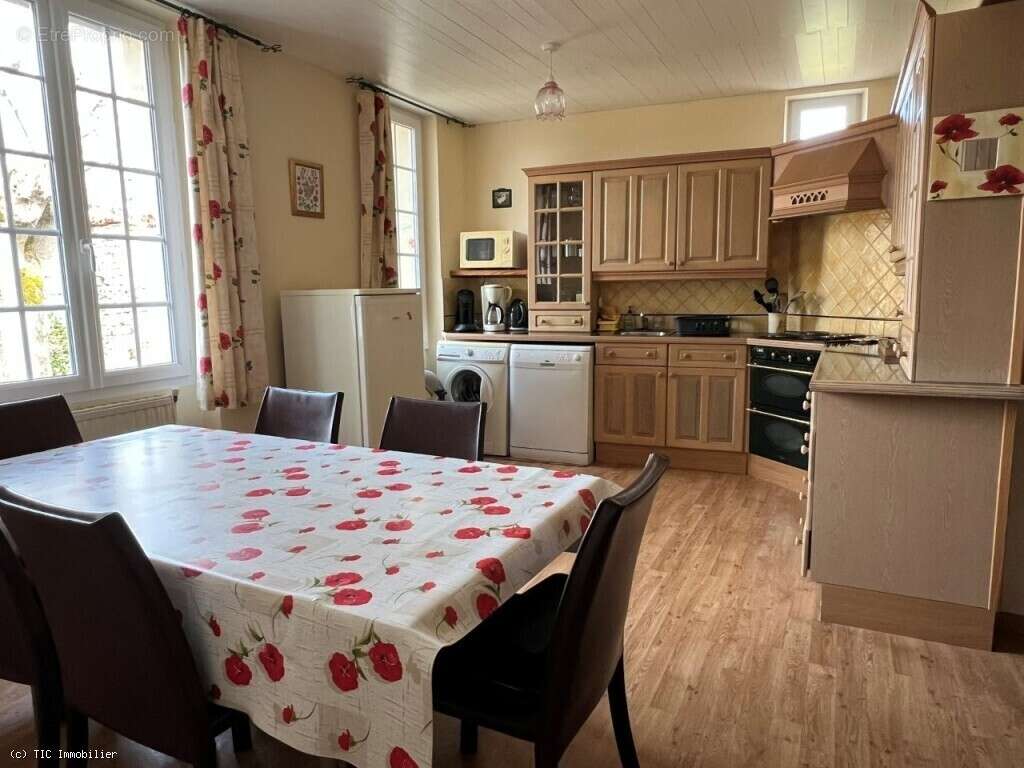 Maison à NANTEUIL-EN-VALLEE