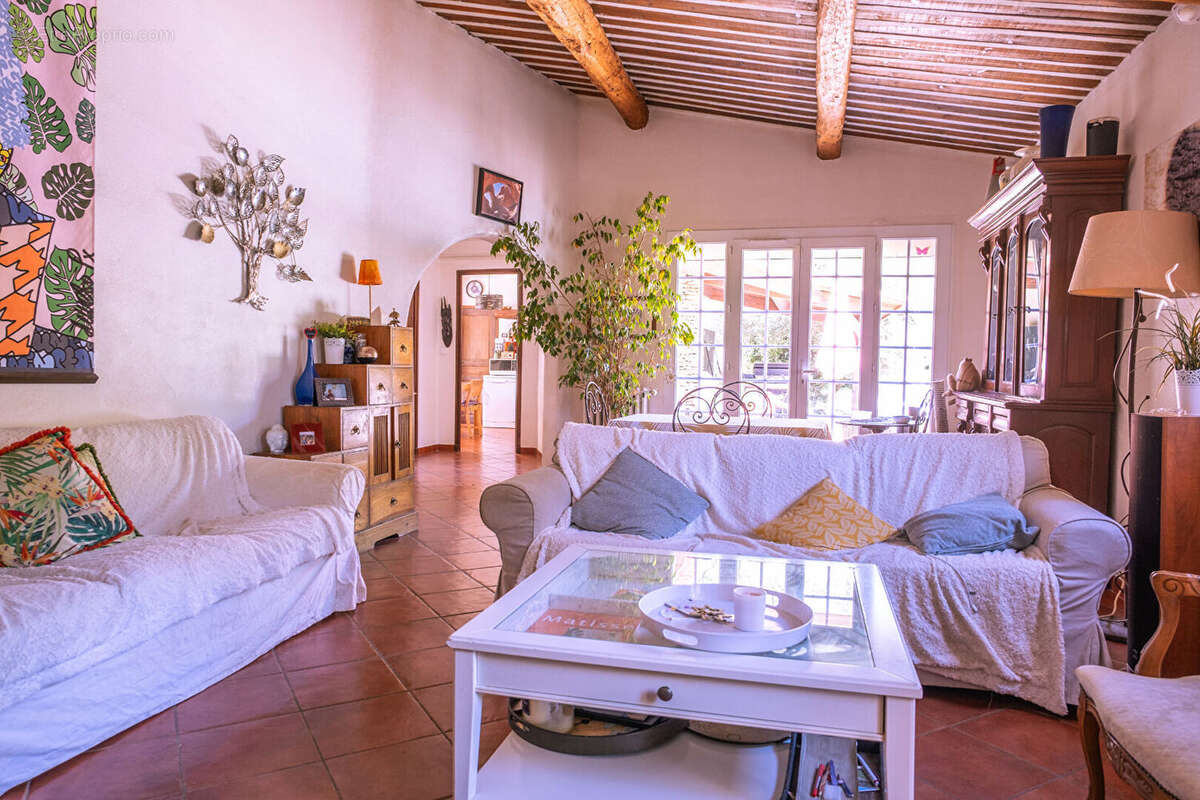 VILLA FORCALQUEIRET 200 m² avec dépendance T2 dans un quartier prisé - photo 9
