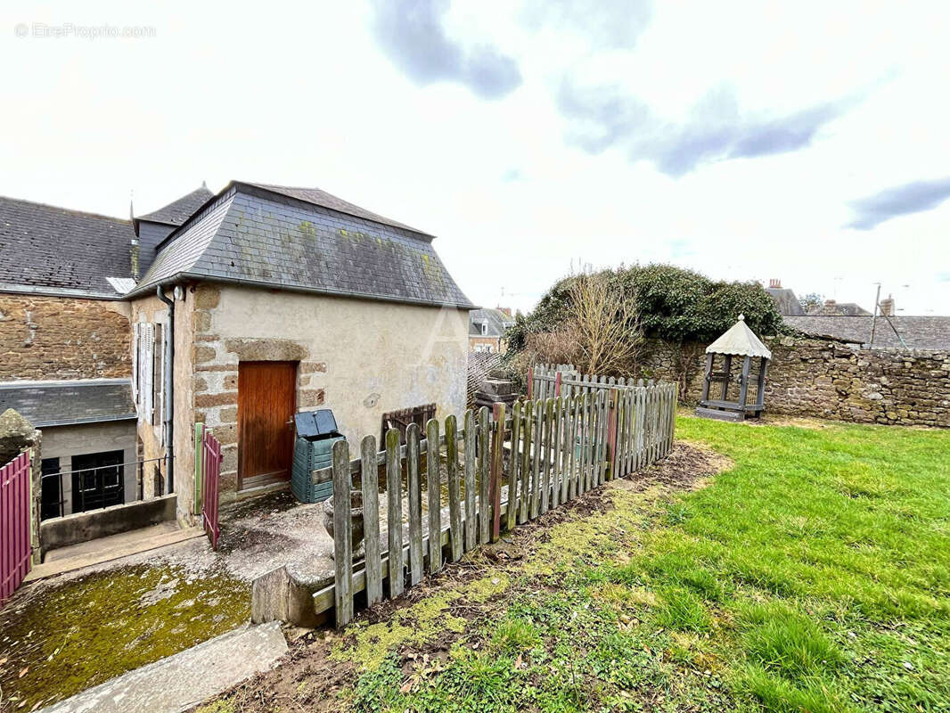 Maison à LASSAY-LES-CHATEAUX
