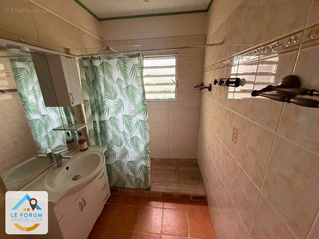 Riviere saint louis 97421 - maison familiale - possible investissement - beaux volumes - proche commodités - photo 11