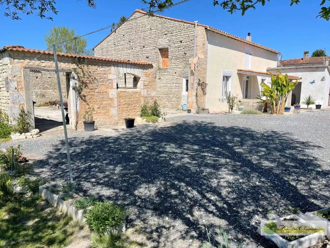 Maison à AIGRE