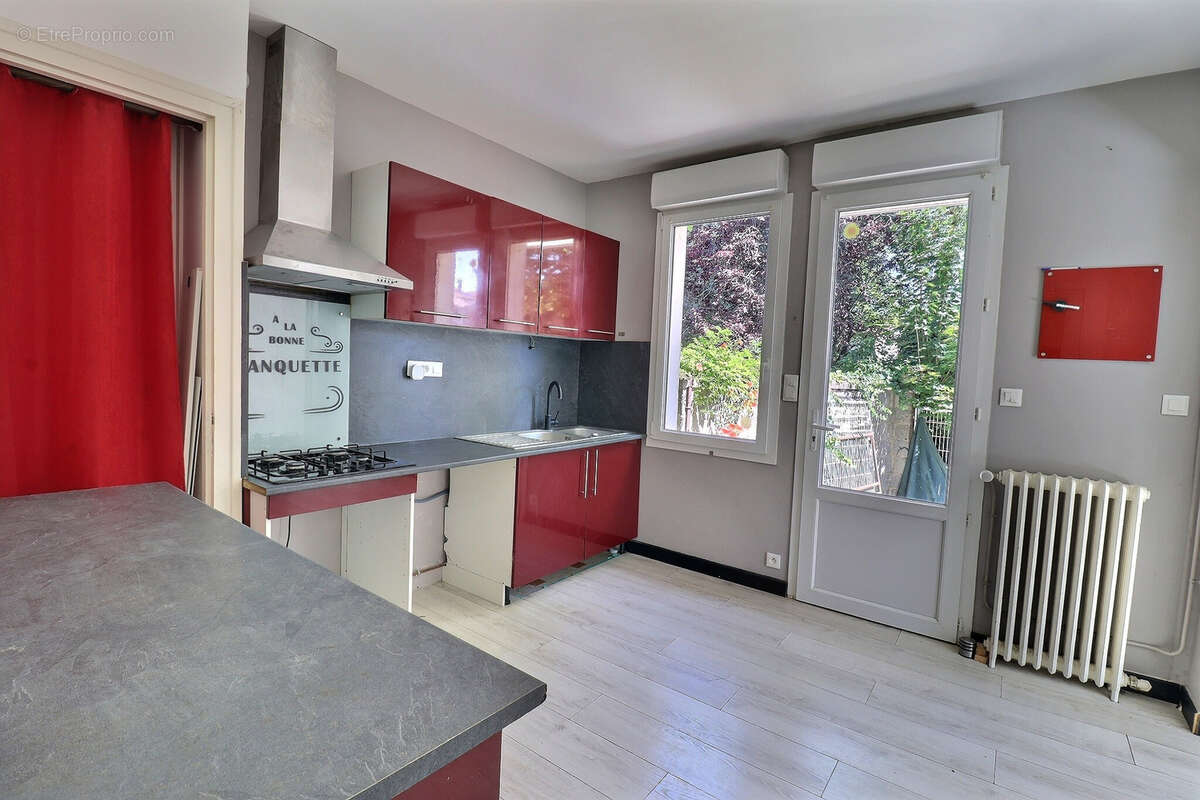 Maison de 102m2 en vente 185000 € à Surgères (17) - photo 2