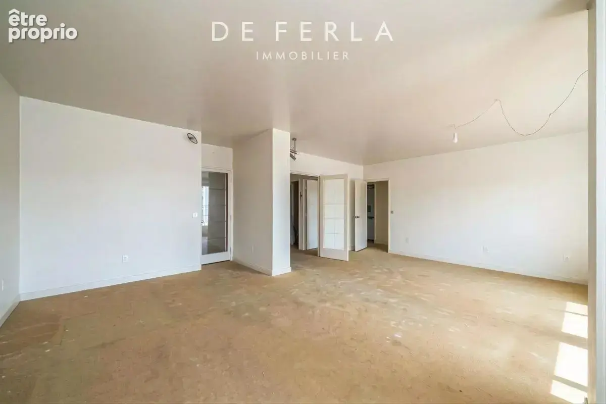 Appartement lumineux au 8e étage — 114 m² à réinventer entièrement - photo 2