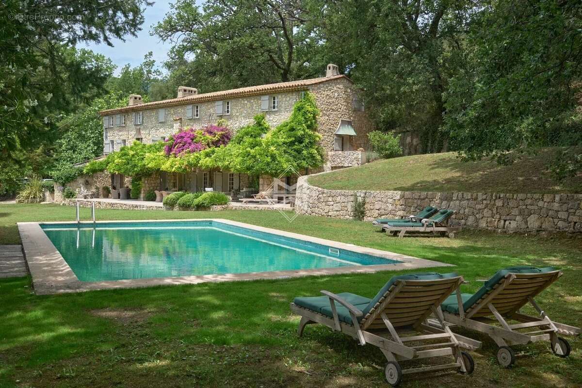 Maison à CHATEAUNEUF-GRASSE