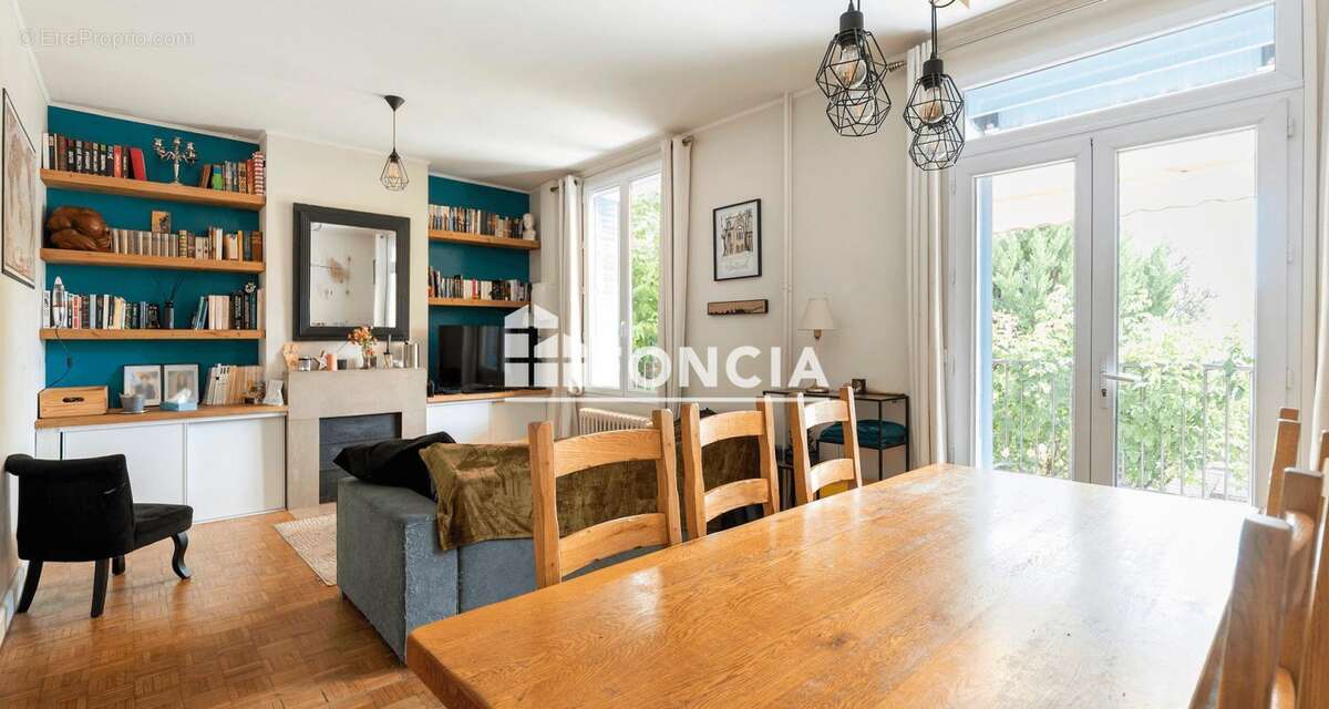 Coup de cœur assuré pour cette maison de ville au charme préservé, idéalement située proche gare et commodités - photo 5