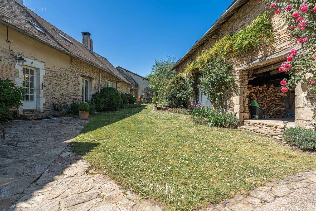 Maison à SAINT-SAUD-LACOUSSIERE