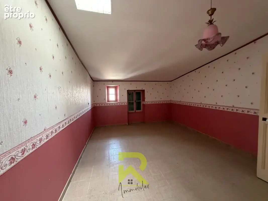 Maison de ville a renover - fort potentiel - garages cour - photo 7