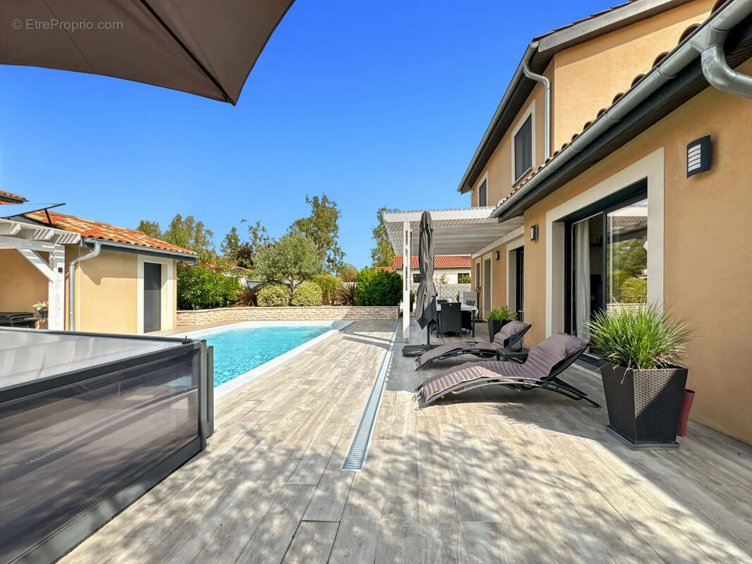 À vendre   Maison contemporaine avec piscine à Saint-Bernard 160m2 6 pièces sur grand  terrain plat. - photo 3