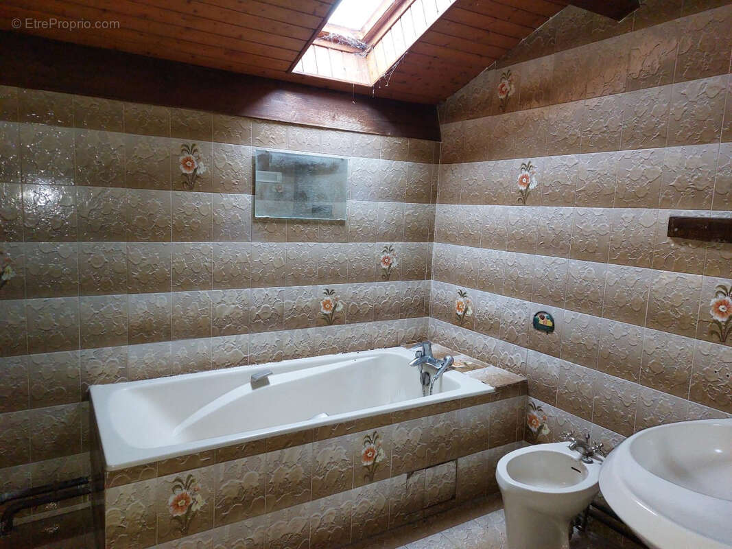 Maison à CRUZILLES-LES-MEPILLAT