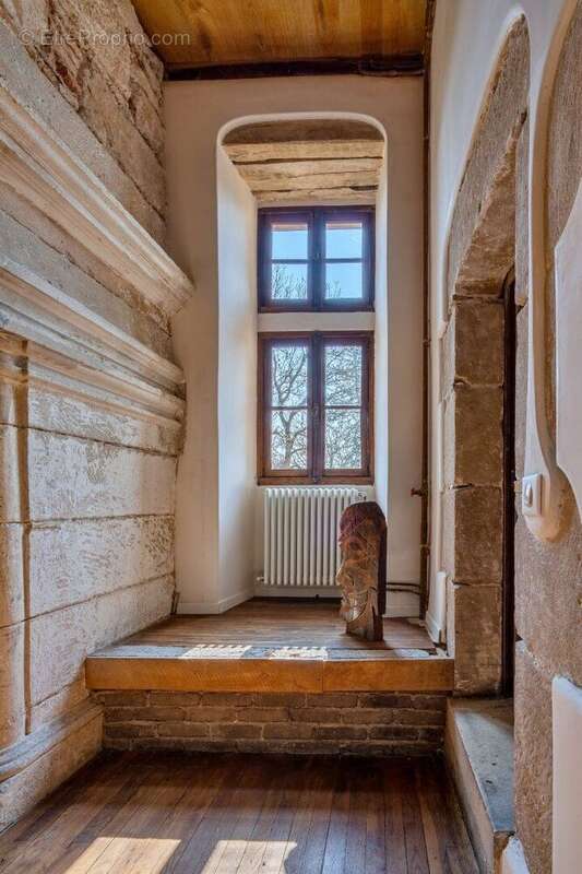Château entierement renove - photo 9