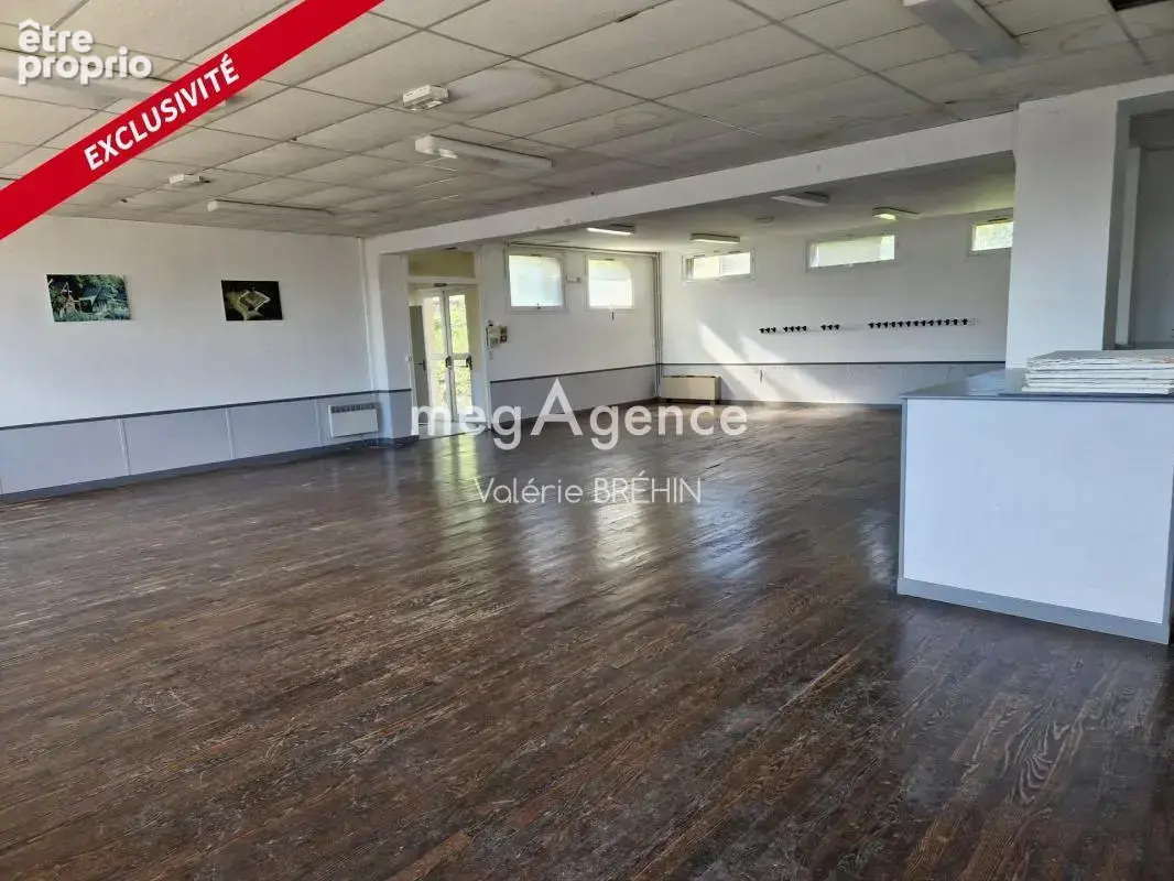 Hambers. Salle de 340 M² environ avec terrain et parking public - photo 4