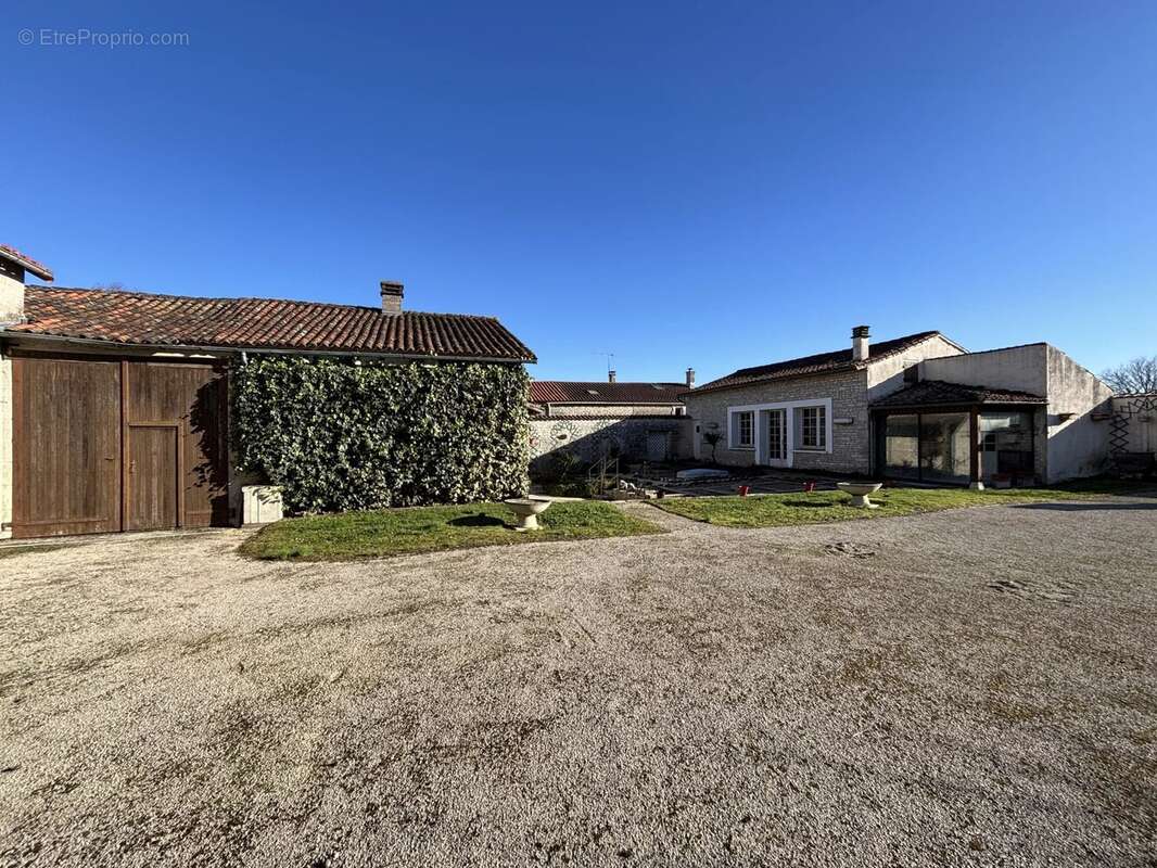 Grande maison de village de caractère avec deux autres propriétés, des dépendances et un jardin clos. - photo 12
