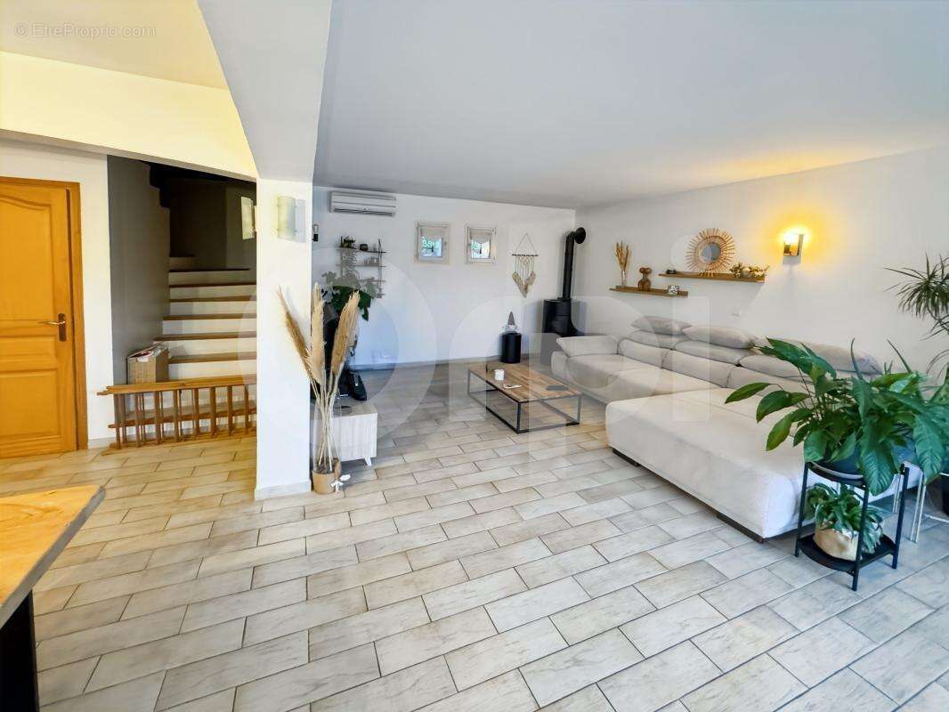 Maison à LE REVEST-LES-EAUX