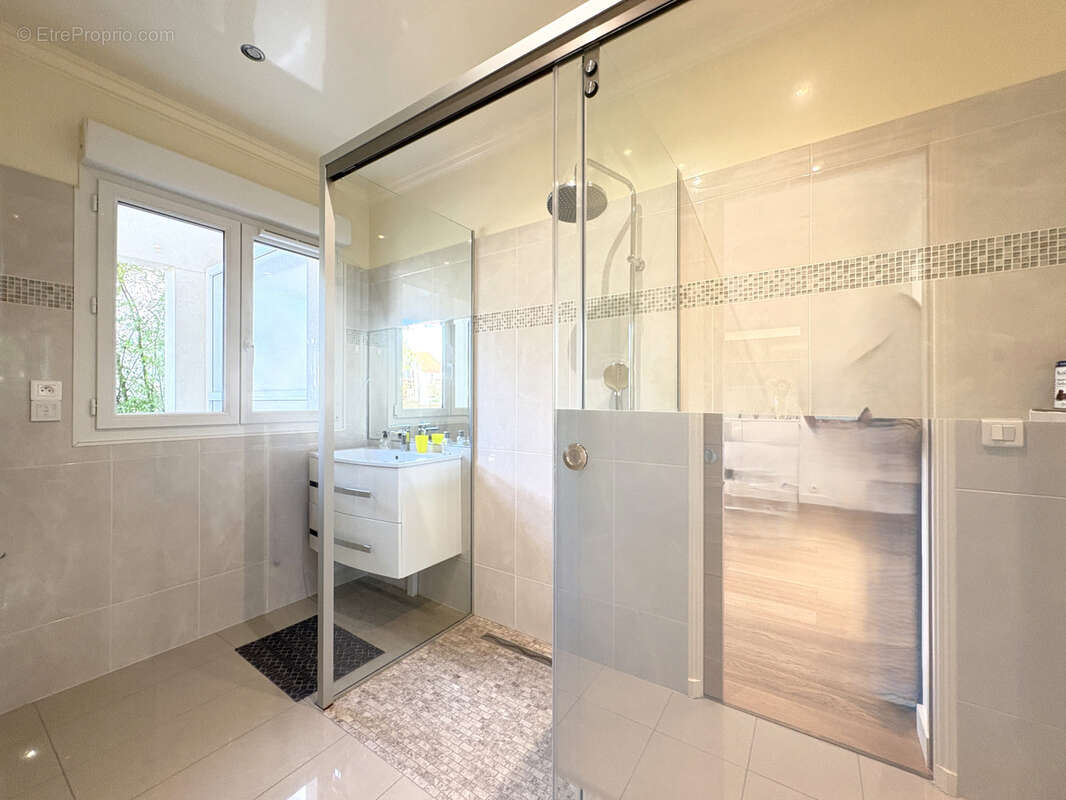 Maison à CHENNEVIERES-SUR-MARNE