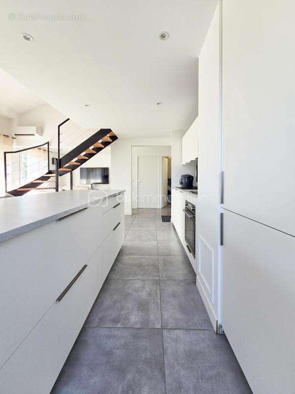 EYBENS – Dernier étage – Appartement rénové avec goût, balcon et potentiel 2 chambres - photo 7