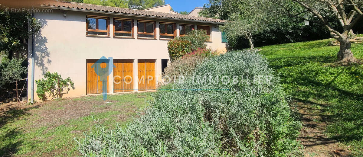 Collines - secteur residentiel - spacieuse villa 5 chambres avec piscine et dependances - photo 20
