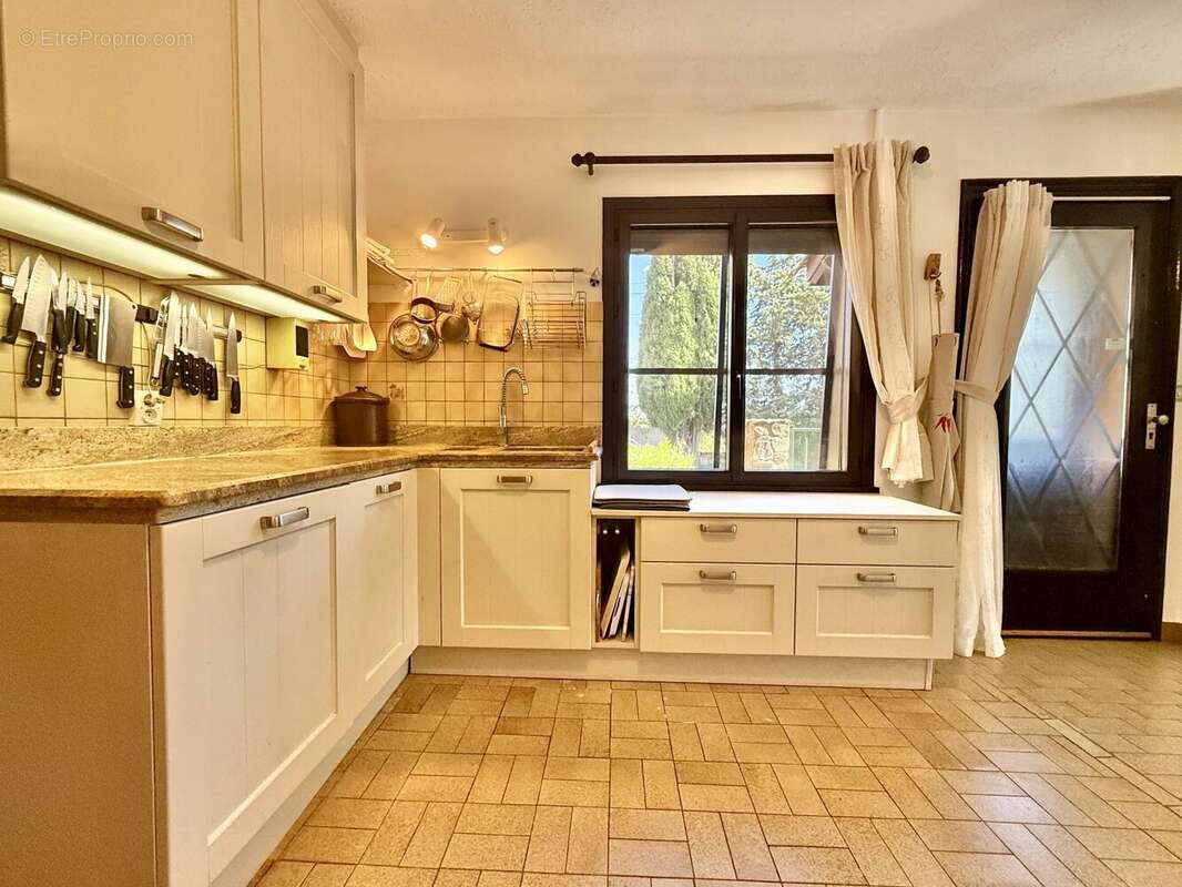 Maison de plain-pied rénovée avec 4 chambres, piscine et garage - photo 4