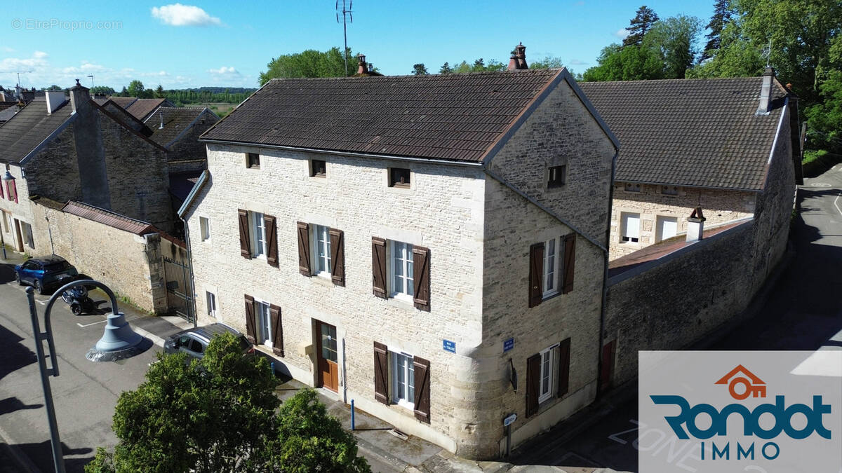 Maison à FONTAINE-FRANCAISE