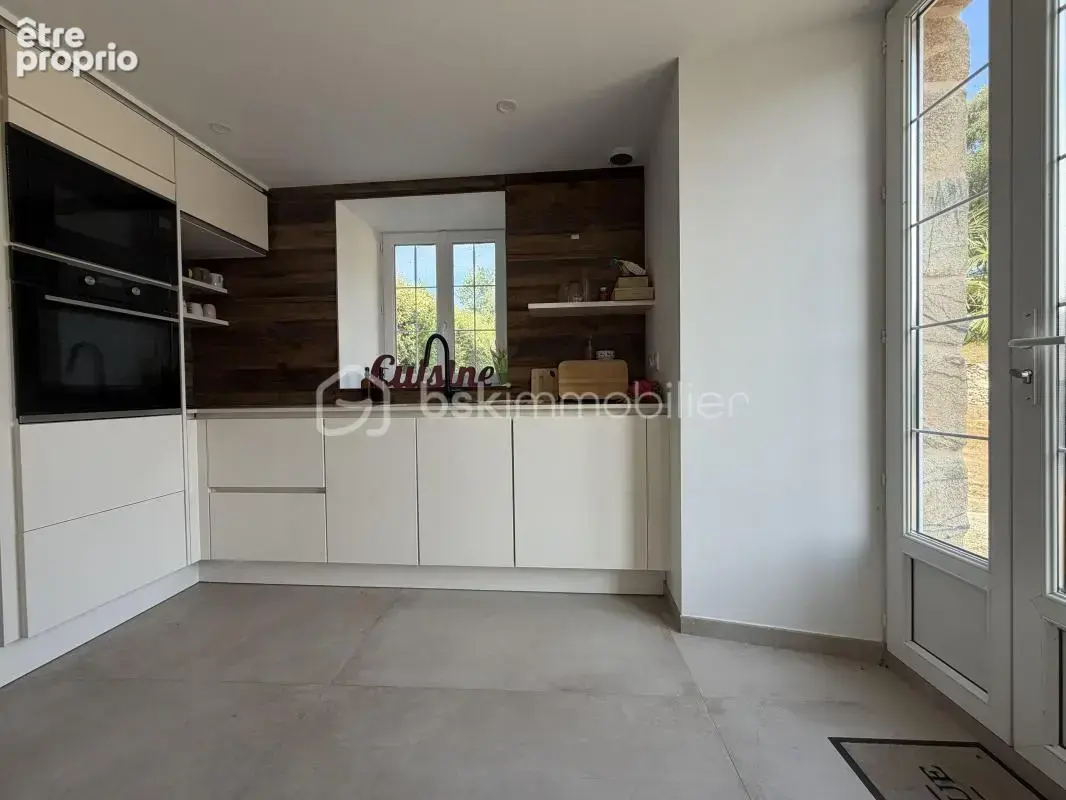 À VENDRE – Maison de caractère avec vaste terrain et installations équestres - photo 3