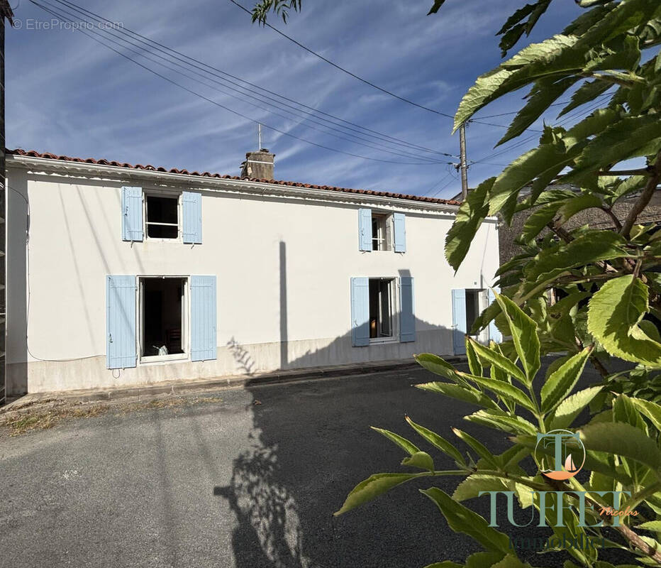 Maison à CHAILLEVETTE
