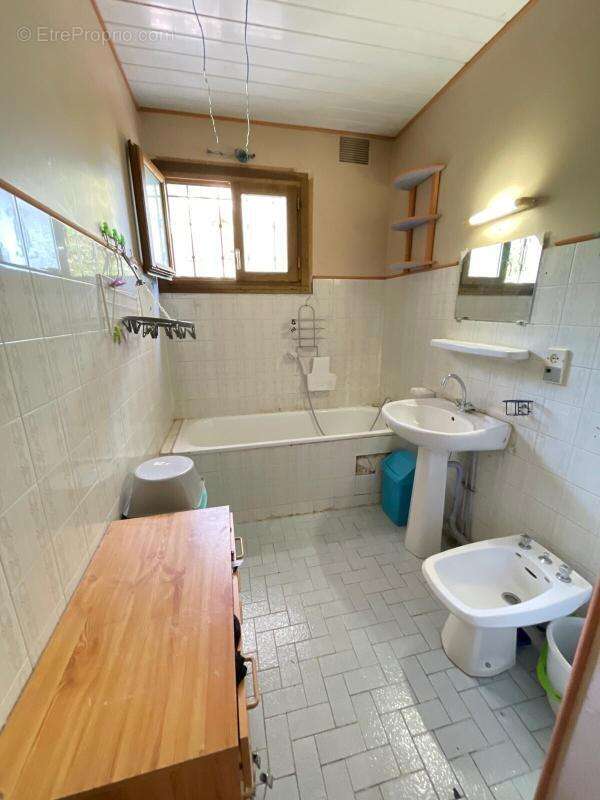 Appartement T3  de 74 m2 à rénover – Secteur Côte Pavée – Calme absolu – Parking et Cave - photo 7