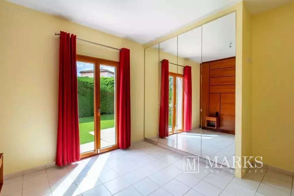 Villa de style néo provençal avec terrain plat et piscine - photo 13