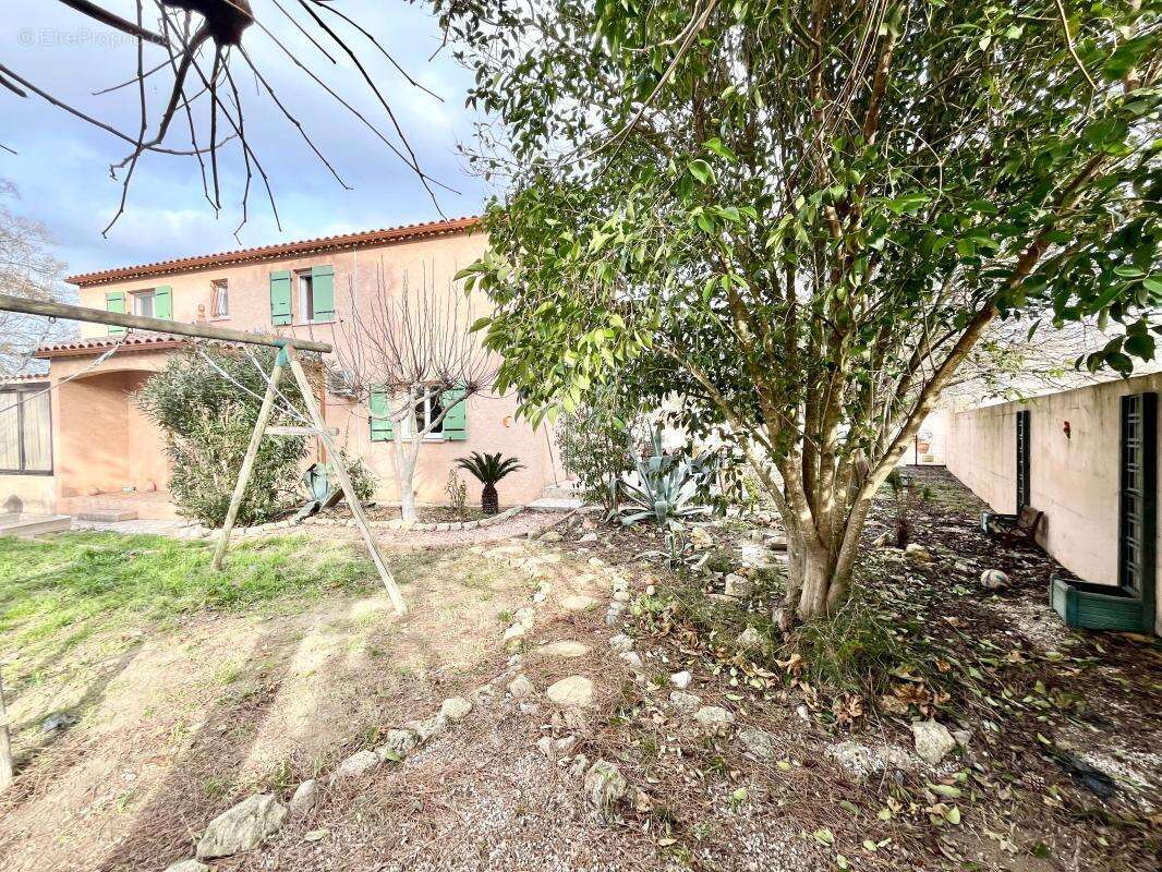 Maison à MONTBAZIN