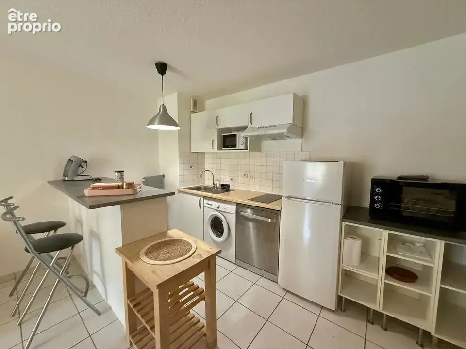 À découvrir sans tarder : superbe T2 rénové et meublé à - photo 7
