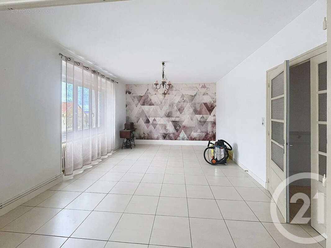 Maison 436 m² à Cuis  - photo 17