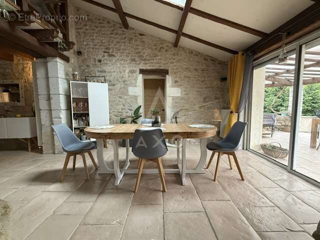 Maison à MAGNAC-SUR-TOUVRE