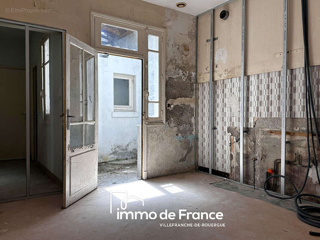 Villefranche De Rouergue, maison à terminer d'aménager, T3 de 60 m² sur 2 garages - photo 2