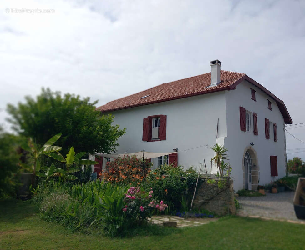 Maison avec 2 logements un T4, unT3 et une dépendance. - photo 2