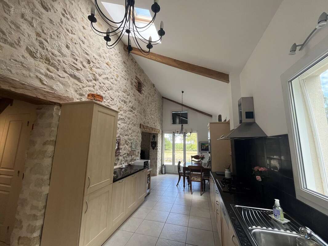 Superbe logement de 2 chambres avec une grande grange et un gîte indépendant à rénover - photo 6