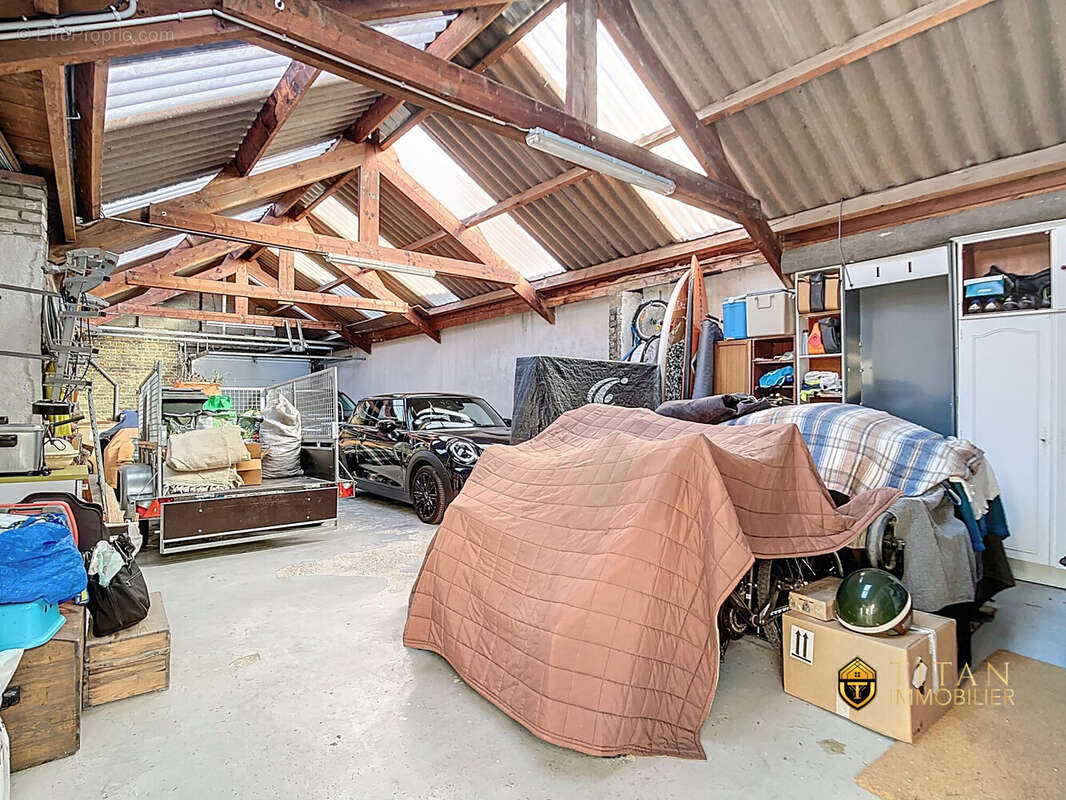 Maison de caractère de plus de 543 m² avec local commercial, garage et grand jardin  Secteur Coudekerque-Branche. Titan immobilier - Maison à COUDEKERQUE-BRANCHE