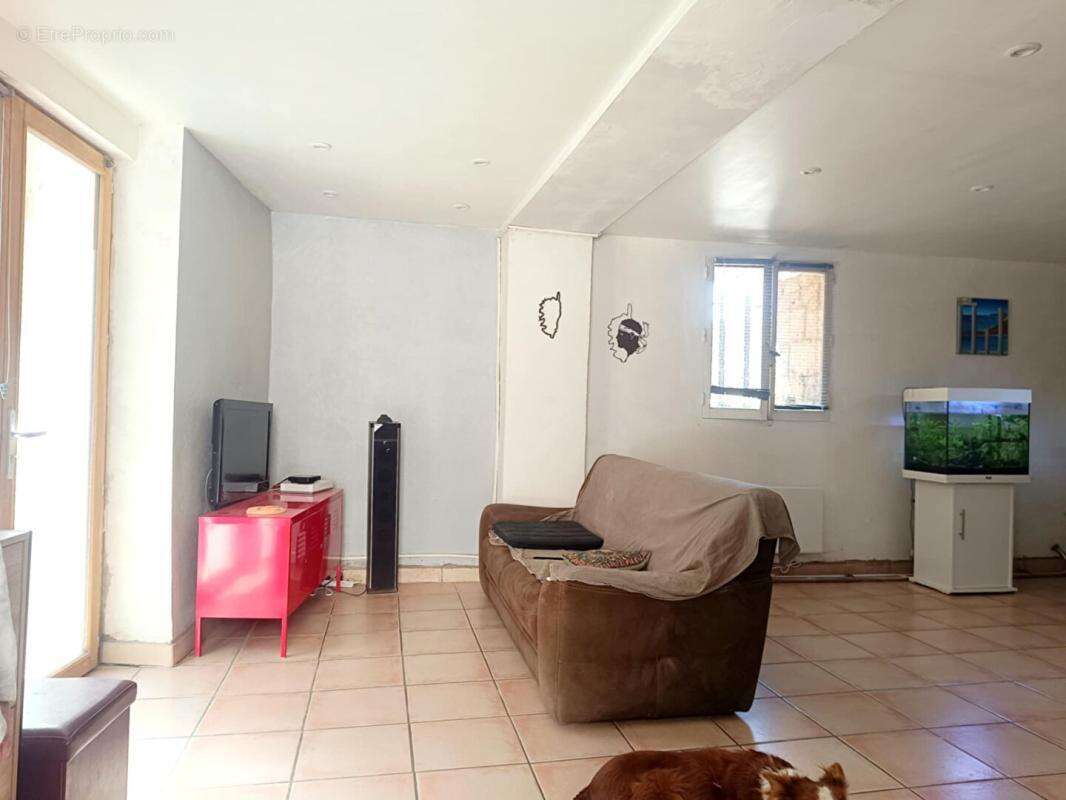 Maison à SAINT-MITRE-LES-REMPARTS