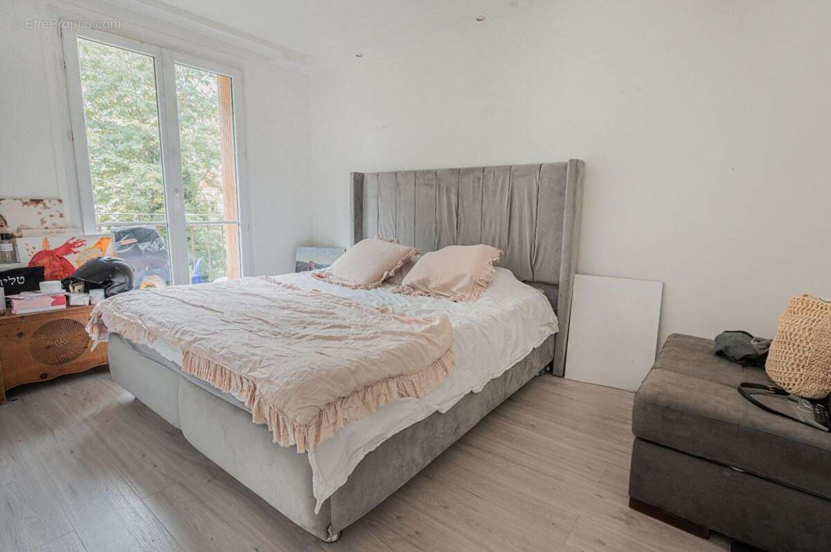 Appartement à CHARENTON-LE-PONT