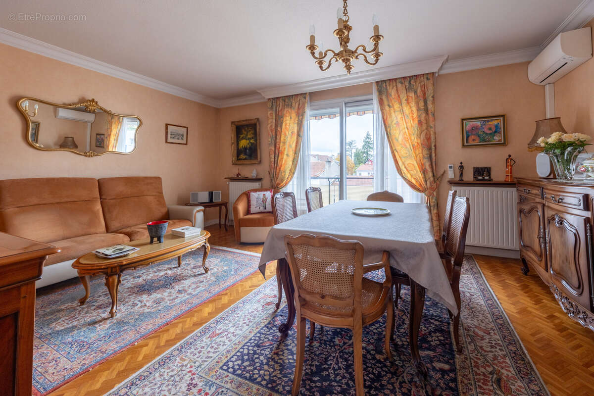 Appartement à SAINT-PRIEST-EN-JAREZ