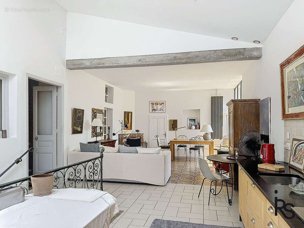 Une magnifique maison bourgeoise de 260 m2 avec terrasse et jardin clos de 300 m2. - photo 7