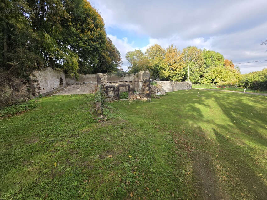 Terrain à CHARBONNIERES-LES-VARENNES