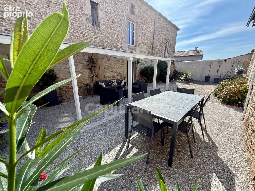  CHAMPDENIERS – Maison de caractère rénovée de 175 m² avec 135 m² de dépendances et fort potentiel - photo 22