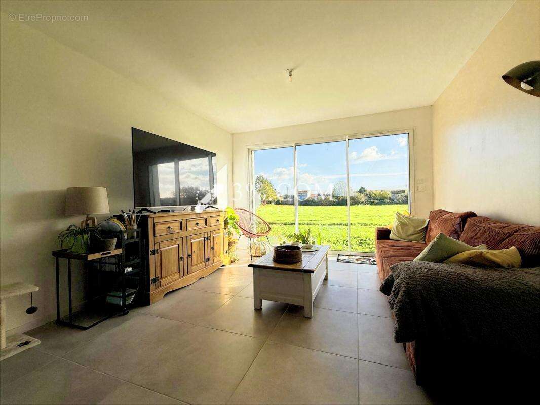 Maison à PORT-D&#039;ENVAUX