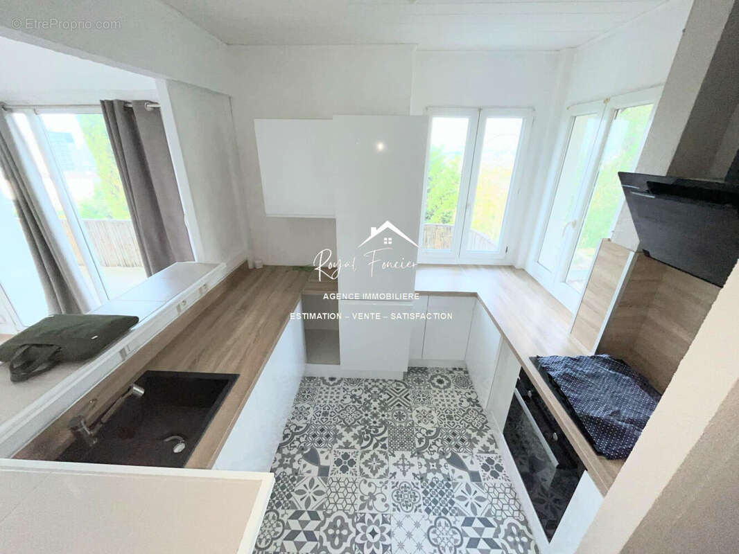 Cuisine très fonctionnelle - Maison à CHATELLERAULT