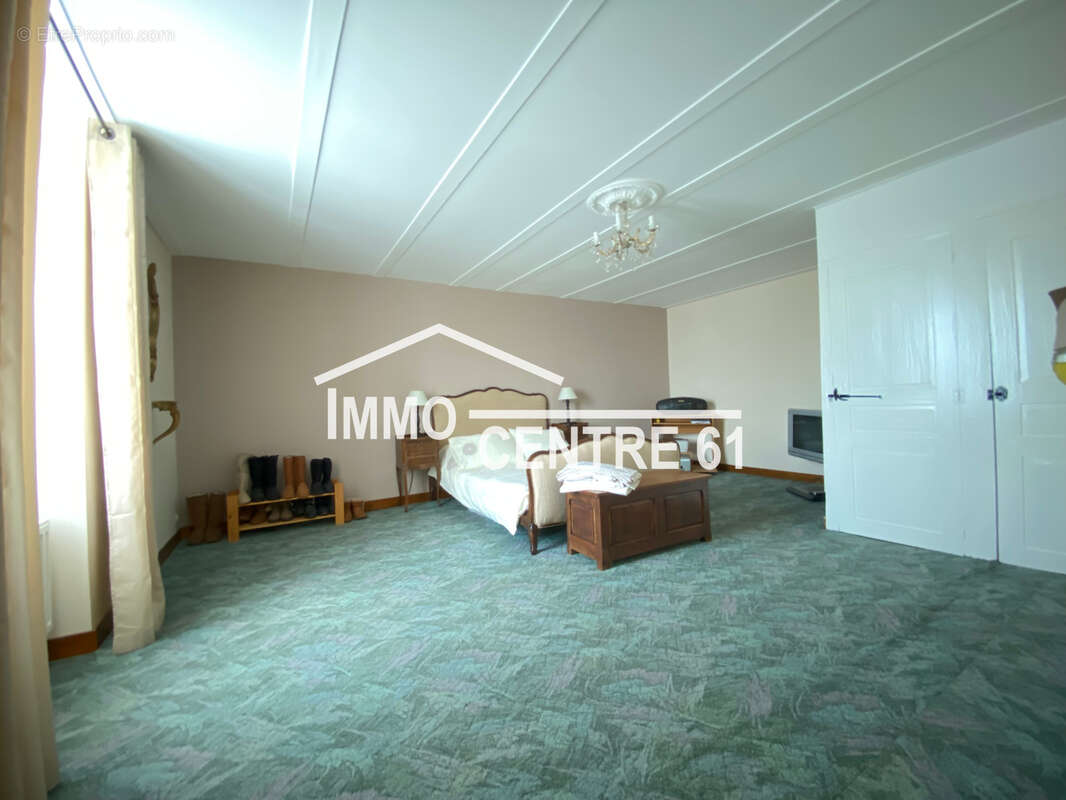 Maison à LASSAY-LES-CHATEAUX